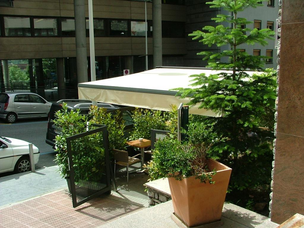 Aparthotel El Serch Andorra la Vella Bagian luar foto